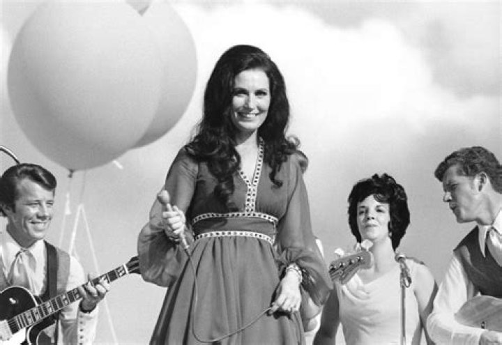 Young Loretta Lynn: Rare Photos & Images